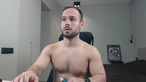 Snapshot of sandro_best chatting on April 25, 9:12 am DeAlex online show from April 25, 9:12 am