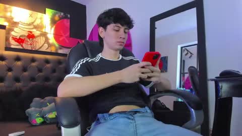 Snapshot of santi_delacruz chatting on January 2, 2:35 pm santi online show from January 2, 2:35 pm