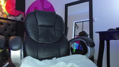 Snapshot of santi_delacruz chatting on February 13, 9:06 pm santi online show from February 13, 9:06 pm