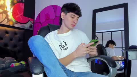 Snapshot of santi_delacruz chatting on February 28, 3:37 pm santi online show from February 28, 3:37 pm