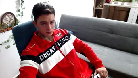 Snapshot of santi_ss chatting on April 6, 2:53 am santi_ss online show from April 6, 2:53 am