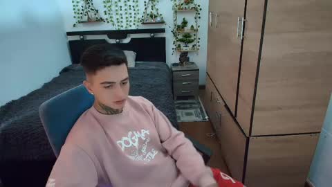 Snapshot of santi_ss chatting on April 15, 4:03 pm santi_ss online show from April 15, 4:03 pm