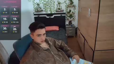 Snapshot of santi_ss chatting on April 20, 2:20 pm santi_ss online show from April 20, 2:20 pm