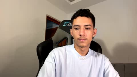 Snapshot of santi_twink19 chatting on January 7, 3:44 pm santi_twink19 online show from January 7, 3:44 pm