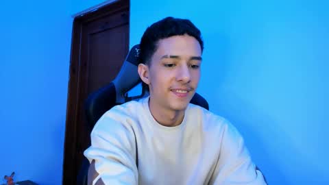 Snapshot of santi_twink19 chatting on February 9, 6:33 am santi_twink19 online show from February 9, 6:33 am