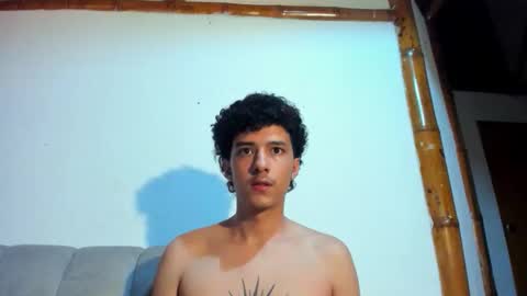 Snapshot of santi_twink19 chatting on May 28, 8:11 am santi_twink19 online show from May 28, 8:11 am