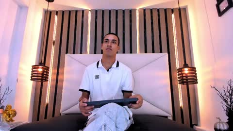 Snapshot of santiago_deluca chatting on April 1, 7:22 pm santiago_deluca online show from April 1, 7:22 pm