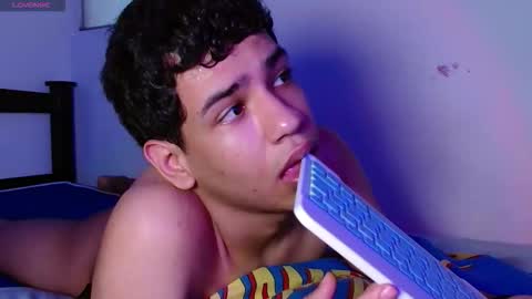 Snapshot of santiago_foxx chatting on February 19, 8:38 pm santi online show from February 19, 8:38 pm