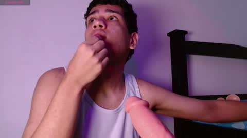 Snapshot of santiago_foxx chatting on February 24, 7:01 pm santi online show from February 24, 7:01 pm