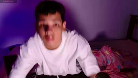 Snapshot of santiago_foxx chatting on March 17, 10:57 pm santi online show from March 17, 10:57 pm