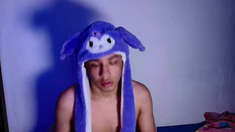 Snapshot of santiago_foxx chatting on March 22, 6:33 pm santi online show from March 22, 6:33 pm