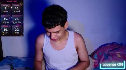 Snapshot of santiago_foxx chatting on March 28, 9:58 pm santi online show from March 28, 9:58 pm