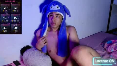 Snapshot of santiago_foxx chatting on April 2, 10:40 pm santi online show from April 2, 10:40 pm