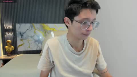 Snapshot of santiago_russo18 chatting on October 18, 12:06 pm santiago_russo18 online show from October 18, 12:06 pm