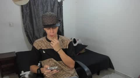 Snapshot of santiceballo chatting on April 4, 11:35 pm Julius Novachrono online show from April 4, 11:35 pm