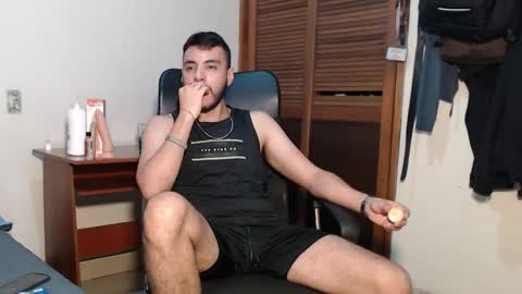 Snapshot of santiexxx chatting on December 14, 12:49 am santiexxx online show from December 14, 12:49 am