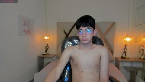 Snapshot of santitwinkyy chatting on March 30, 2:51 pm Santi online show from March 30, 2:51 pm