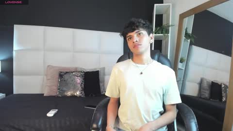 Snapshot of santy_carrington chatting on December 13, 9:52 pm Santiago Carrington online show from December 13, 9:52 pm