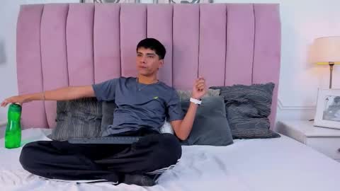 Snapshot of santy_carrington chatting on March 9, 8:02 pm Santiago Carrington online show from March 9, 8:02 pm