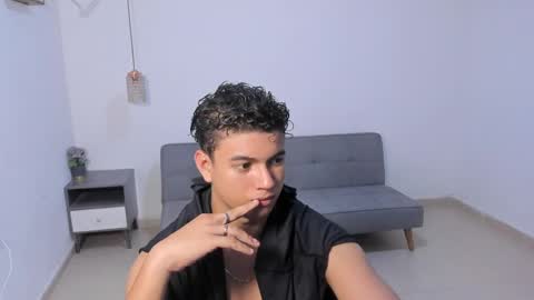 Snapshot of santy_stump chatting on April 9, 9:42 pm santy_stump online show from April 9, 9:42 pm