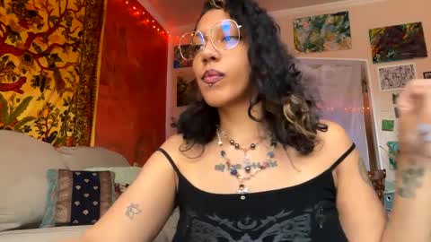 Snapshot of sapphire_honest chatting on December 18, 7:30 pm sapphire online show from December 18, 7:30 pm