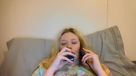 Snapshot of sara9920 chatting on April 3, 7:12 pm sara9920 online show from April 3, 7:12 pm