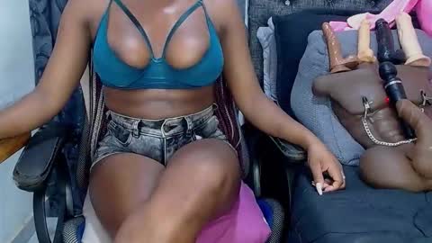 Snapshot of sara_greyx chatting on October 2, 11:01 pm Sara Greyx online show from October 2, 11:01 pm