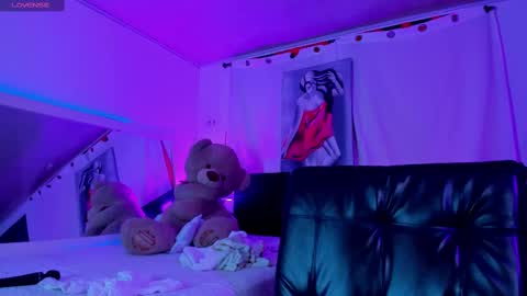Snapshot of sara_leenn chatting on February 14, 10:25 pm online show from February 14, 10:25 pm