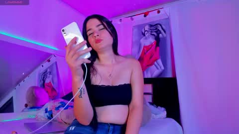 Snapshot of sara_leenn chatting on February 24, 4:26 pm online show from February 24, 4:26 pm