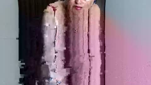 Snapshot of sara_love43 chatting on February 4, 3:22 am Sara love online show from February 4, 3:22 am