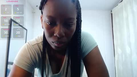 Snapshot of sara_marks chatting on April 13, 11:27 am S A R A online show from April 13, 11:27 am