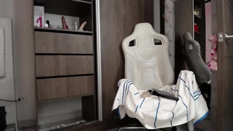 Snapshot of sara_martin_ chatting on February 22, 1:00 am sara online show from February 22, 1:00 am