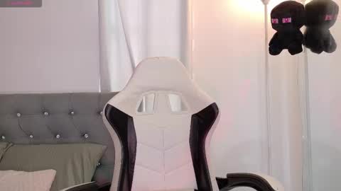 Snapshot of sara_queen9 chatting on February 24, 6:17 pm Sara online show from February 24, 6:17 pm