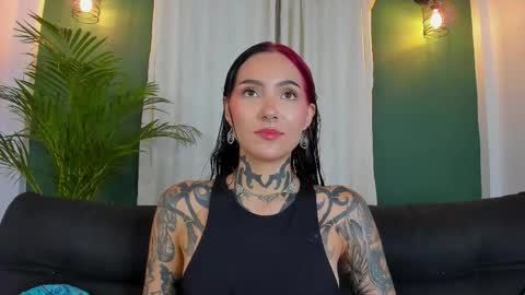Snapshot of sara_queen9 chatting on May 6, 3:17 pm Sara online show from May 6, 3:17 pm