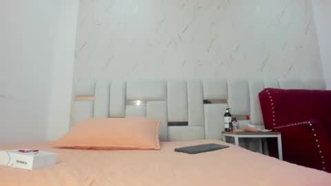 sara_sm1th_ online show from May 15, 11:50 am