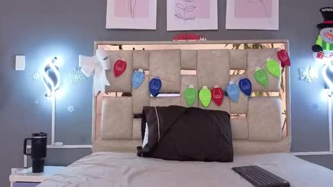 Snapshot of saraa_nix chatting on December 23, 3:04 am sara online show from December 23, 3:04 am