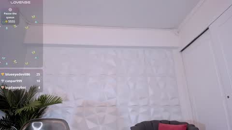 Snapshot of saraamills chatting on December 20, 2:30 am Sara online show from December 20, 2:30 am