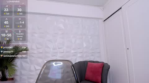 Snapshot of saraamills chatting on December 22, 1:45 am Sara online show from December 22, 1:45 am