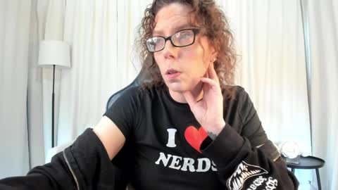 Snapshot of saradesirexo chatting on April 2, 12:14 pm Sara Desire online show from April 2, 12:14 pm