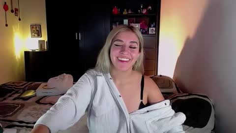 Snapshot of saradiazxxx chatting on March 5, 8:43 am saradiazxxx online show from March 5, 8:43 am