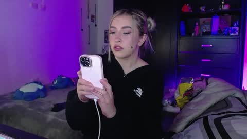 Snapshot of saradiazxxx chatting on March 16, 5:02 am saradiazxxx online show from March 16, 5:02 am