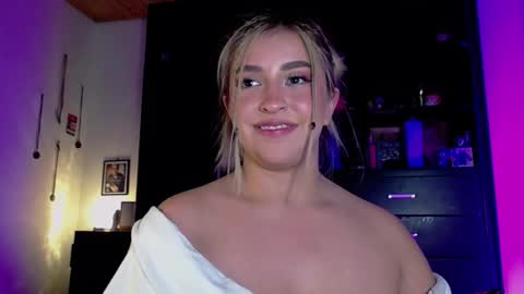 Snapshot of saradiazxxx chatting on March 16, 5:44 am saradiazxxx online show from March 16, 5:44 am