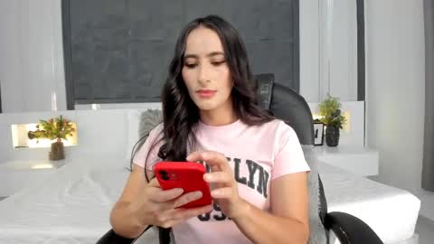 Snapshot of saragomez_1 chatting on April 23, 1:02 pm Sara Gomez online show from April 23, 1:02 pm