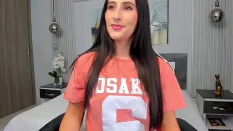 Snapshot of saragomez_1 chatting on May 19, 12:55 pm Sara Gomez online show from May 19, 12:55 pm