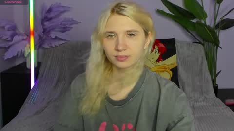 Snapshot of sarah_amoure_kiss chatting on April 6, 2:20 am Sarah online show from April 6, 2:20 am