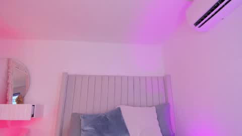 Sarah Bonneth online show from January 7, 11:45 am