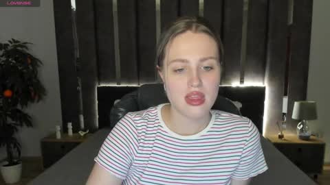 Snapshot of sarah_soul chatting on December 8, 7:05 am Sarah online show from December 8, 7:05 am