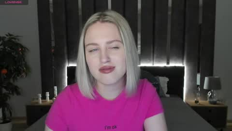 Snapshot of sarah_soul chatting on December 12, 1:10 am Sarah online show from December 12, 1:10 am