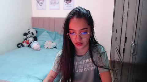 Snapshot of sarah_stone15 chatting on December 13, 4:49 pm Sarah online show from December 13, 4:49 pm