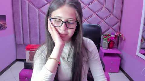 Sarah online show from April 3, 2:48 pm